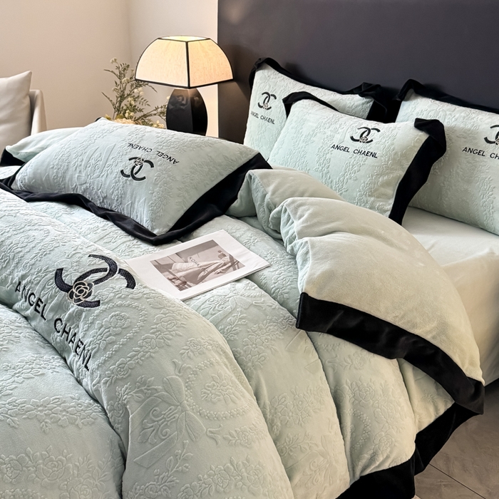 91家纺网 家纺一手货源 找家纺 KA家纺 2025冬季高克重绣花雕花牛奶绒四件套 相约蓝