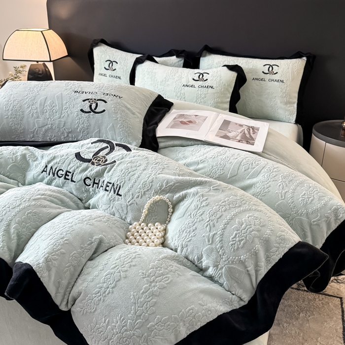 91家纺网 家纺一手货源 找家纺 KA家纺 2025冬季高克重绣花雕花牛奶绒四件套 相约蓝