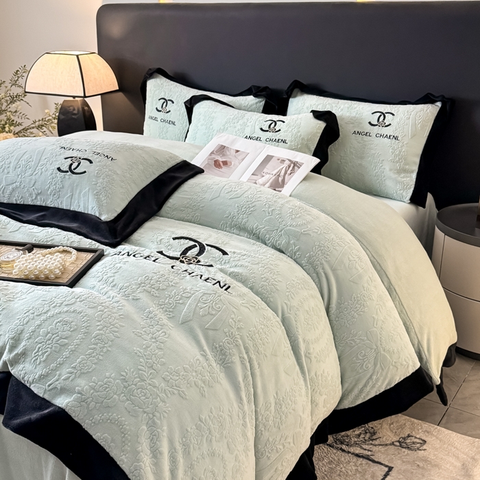 91家纺网 家纺一手货源 找家纺 KA家纺 2025冬季高克重绣花雕花牛奶绒四件套 相约蓝