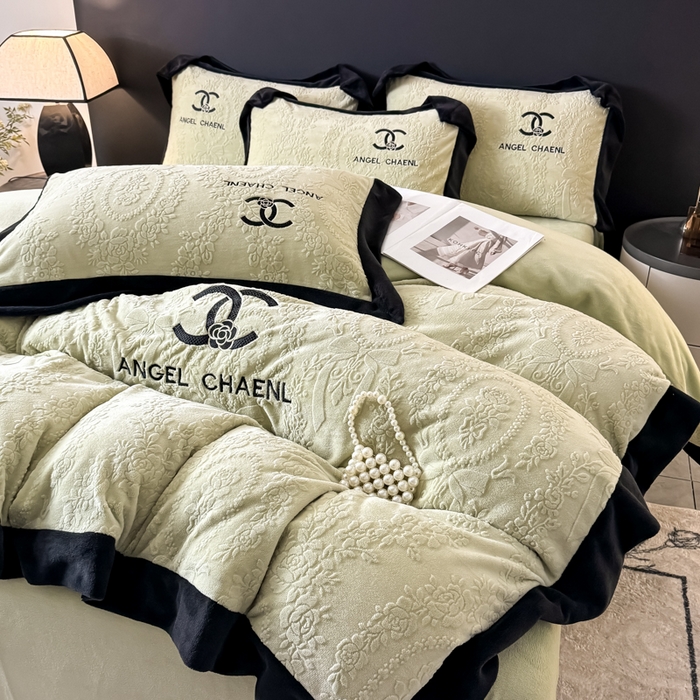 91家纺网 家纺一手货源 找家纺 KA家纺 2025冬季高克重绣花雕花牛奶绒四件套 相约绿