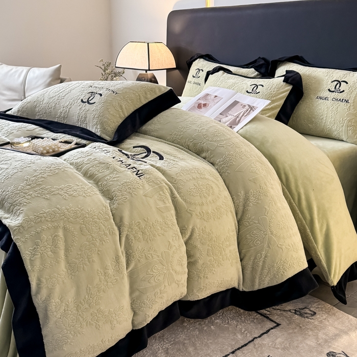 91家纺网 家纺一手货源 找家纺 KA家纺 2025冬季高克重绣花雕花牛奶绒四件套 相约绿