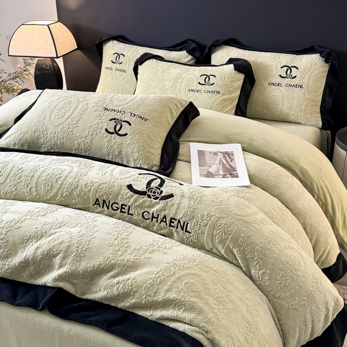 91家纺网 家纺一手货源 找家纺 KA家纺 2025冬季高克重绣花雕花牛奶绒四件套 相约绿