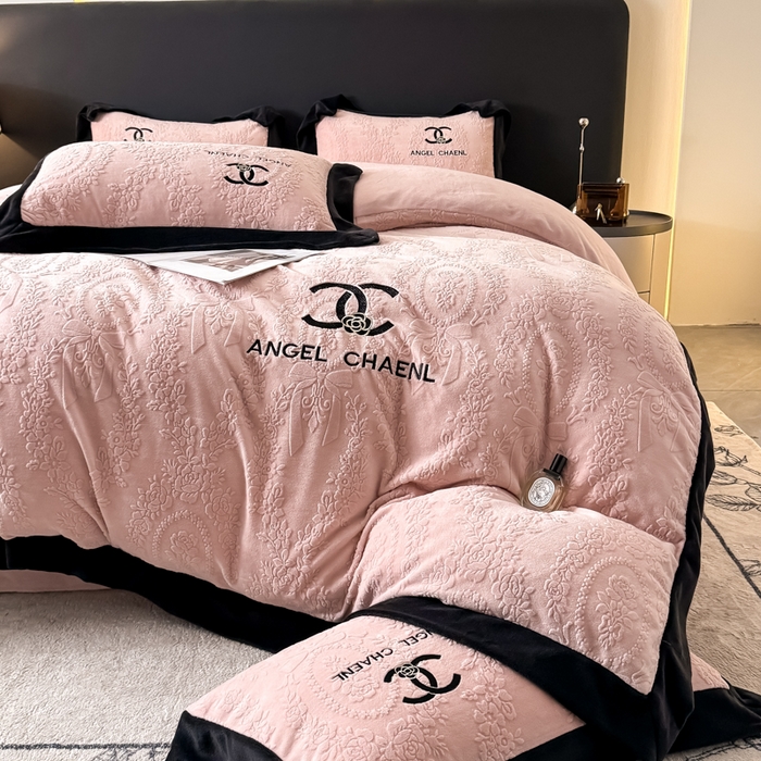 91家纺网 家纺一手货源 找家纺 KA家纺 2025冬季高克重绣花雕花牛奶绒四件套 相约粉