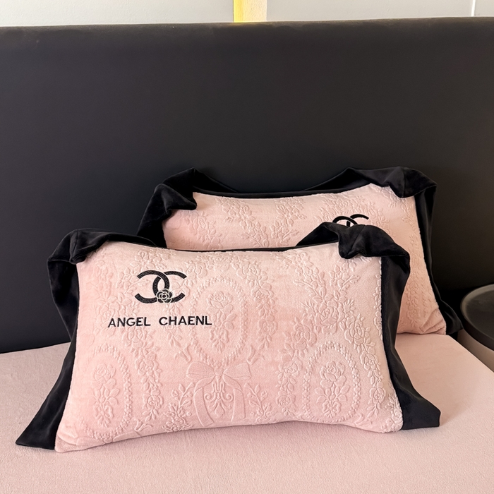 91家纺网 家纺一手货源 找家纺 KA家纺 2025冬季高克重绣花雕花牛奶绒四件套 相约粉