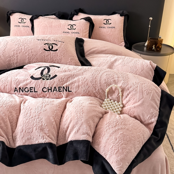 91家纺网 家纺一手货源 找家纺 KA家纺 2025冬季高克重绣花雕花牛奶绒四件套 相约粉