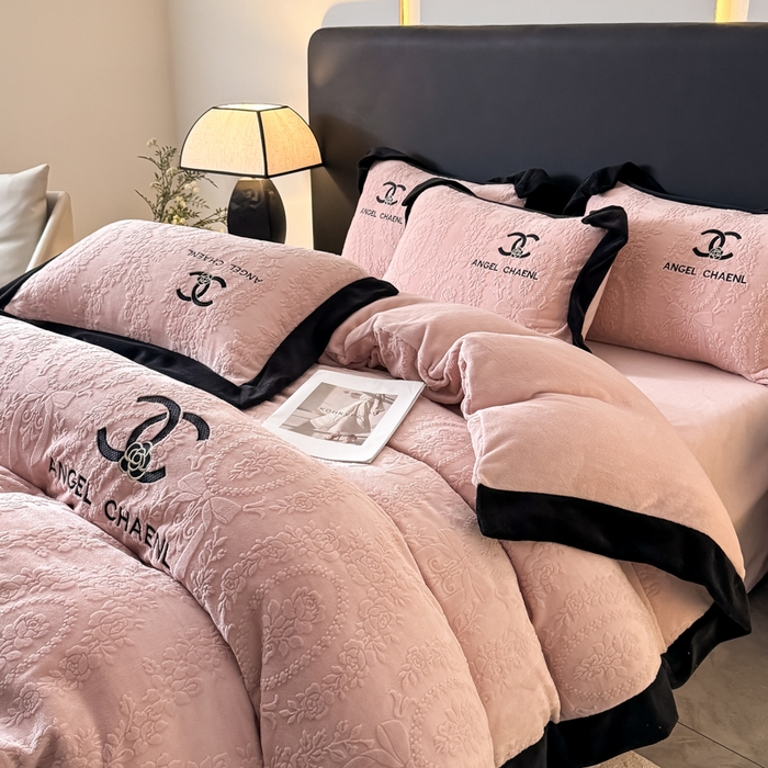 91家纺网 家纺一手货源 找家纺 KA家纺 2025冬季高克重绣花雕花牛奶绒四件套 相约粉