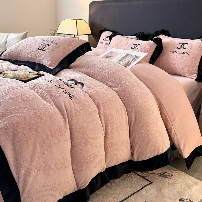 91家纺网 家纺一手货源 找家纺 KA家纺 2025冬季高克重绣花雕花牛奶绒四件套 相约粉