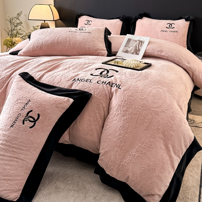 91家纺网 家纺一手货源 找家纺 KA家纺 2025冬季高克重绣花雕花牛奶绒四件套 相约粉