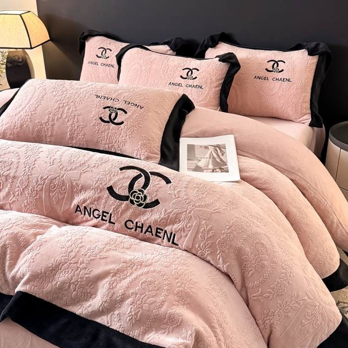 91家纺网 家纺一手货源 找家纺 KA家纺 2025冬季高克重绣花雕花牛奶绒四件套 相约粉