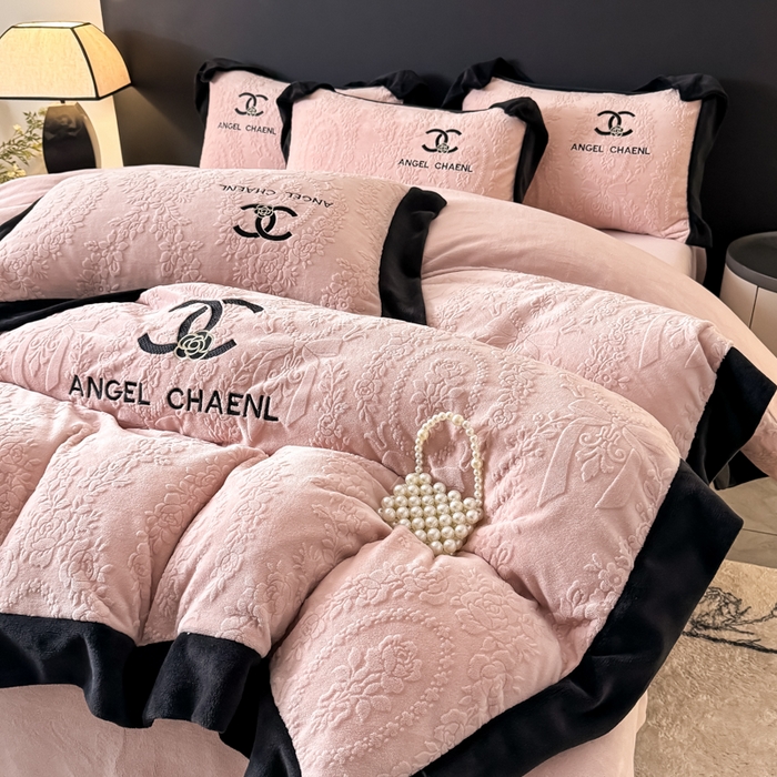 91家纺网 家纺一手货源 找家纺 KA家纺 2025冬季高克重绣花雕花牛奶绒四件套 相约粉