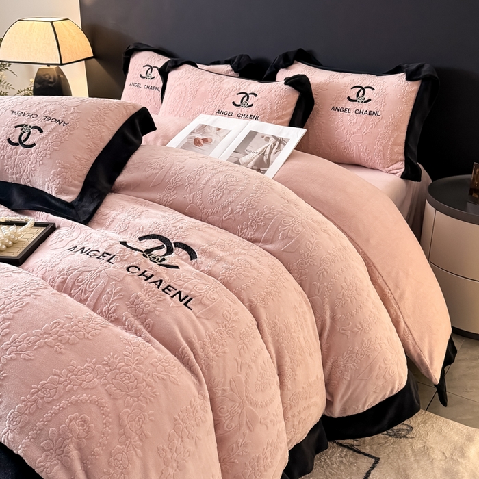 91家纺网 家纺一手货源 找家纺 KA家纺 2025冬季高克重绣花雕花牛奶绒四件套 相约粉