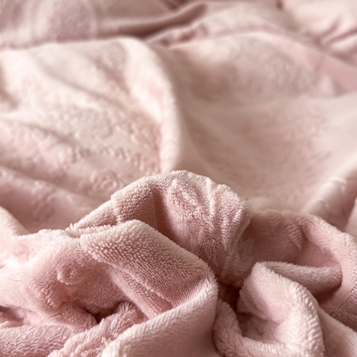 91家纺网 家纺一手货源 找家纺 KA家纺 2025冬季高克重绣花雕花牛奶绒四件套 相约粉