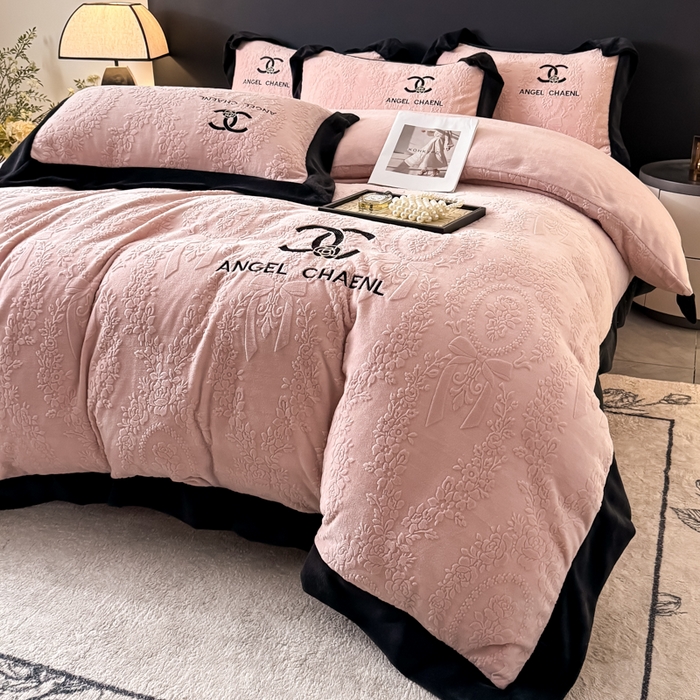 91家纺网 家纺一手货源 找家纺 KA家纺 2025冬季高克重绣花雕花牛奶绒四件套 相约粉