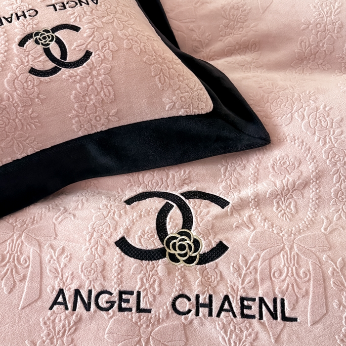 91家纺网 家纺一手货源 找家纺 KA家纺 2025冬季高克重绣花雕花牛奶绒四件套 相约粉