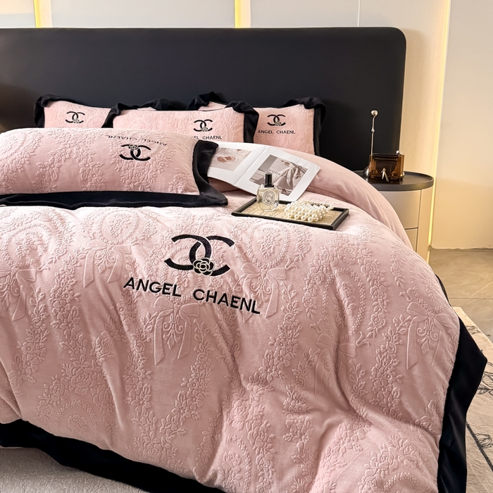 91家纺网 家纺一手货源 找家纺 KA家纺 2025冬季高克重绣花雕花牛奶绒四件套 相约粉