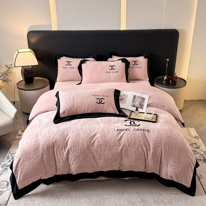 91家纺网 家纺一手货源 找家纺 KA家纺 2025冬季高克重绣花雕花牛奶绒四件套 相约粉