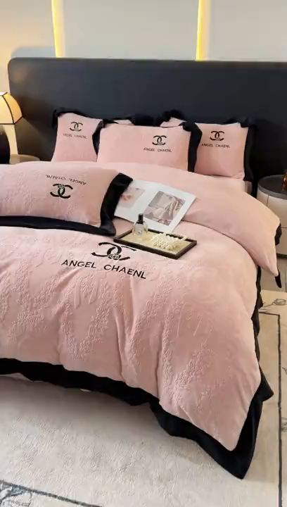 91家纺网 家纺一手货源 找家纺 KA家纺 2025冬季高克重绣花雕花牛奶绒四件套 相约粉