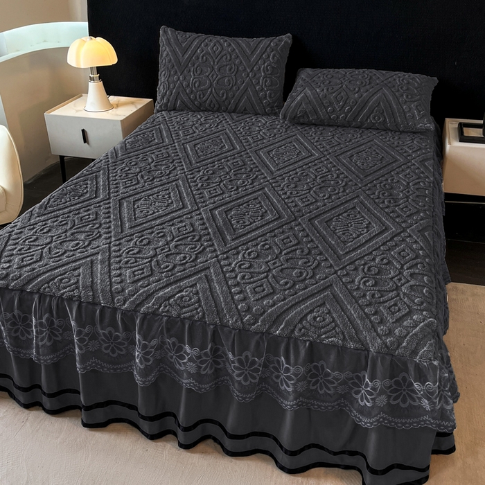 91家纺网 家纺一手货源 找家纺 （总）米瑞娜 2025新款塔芙绒床裙三件套雕花绒蕾丝跨境单床裙外贸现货尺寸齐全