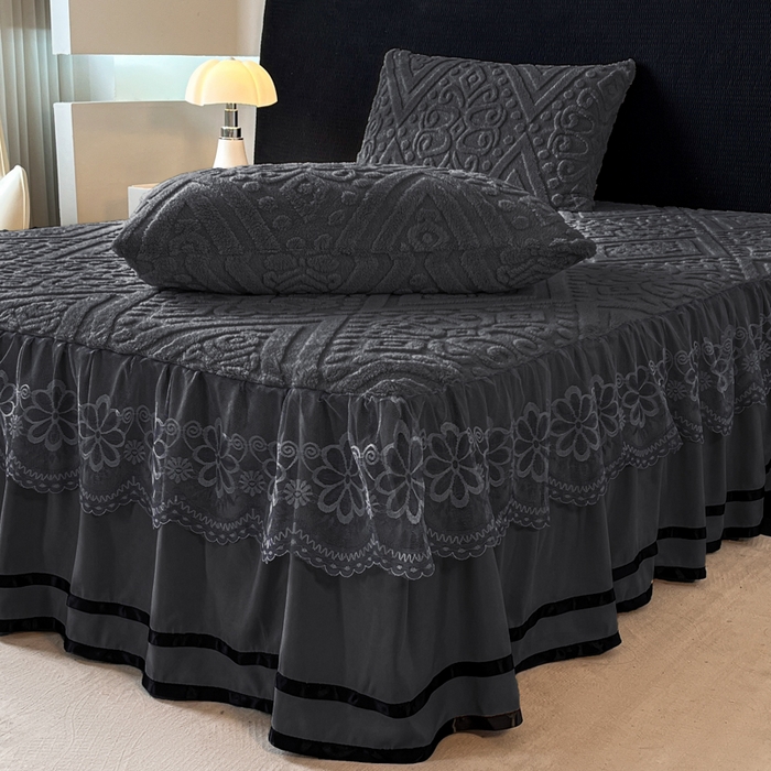 91家纺网 家纺一手货源 找家纺 （总）米瑞娜 2025新款塔芙绒床裙三件套雕花绒蕾丝跨境单床裙外贸现货尺寸齐全