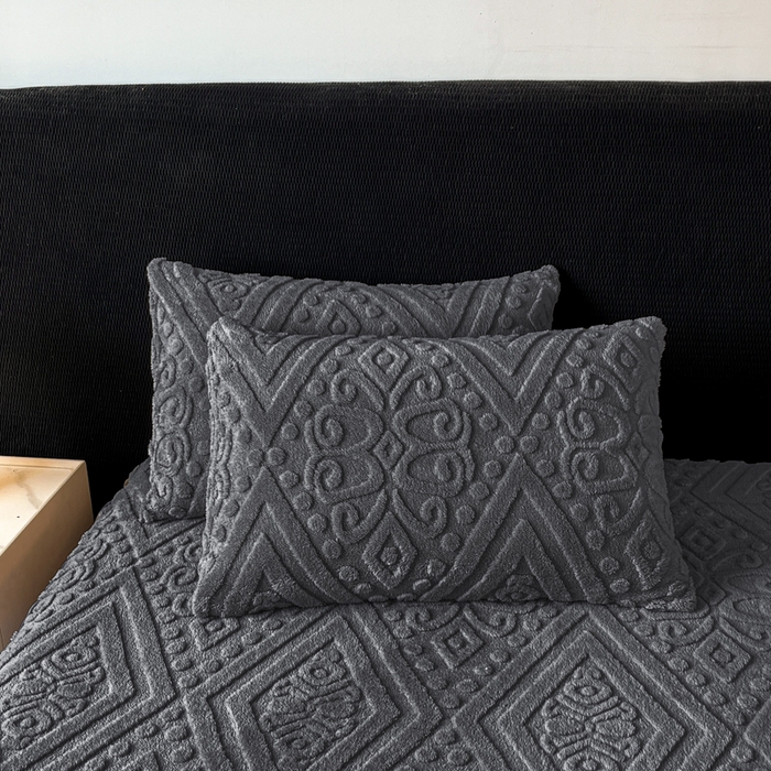 91家纺网 家纺一手货源 找家纺 （总）米瑞娜 2025新款塔芙绒床裙三件套雕花绒蕾丝跨境单床裙外贸现货尺寸齐全