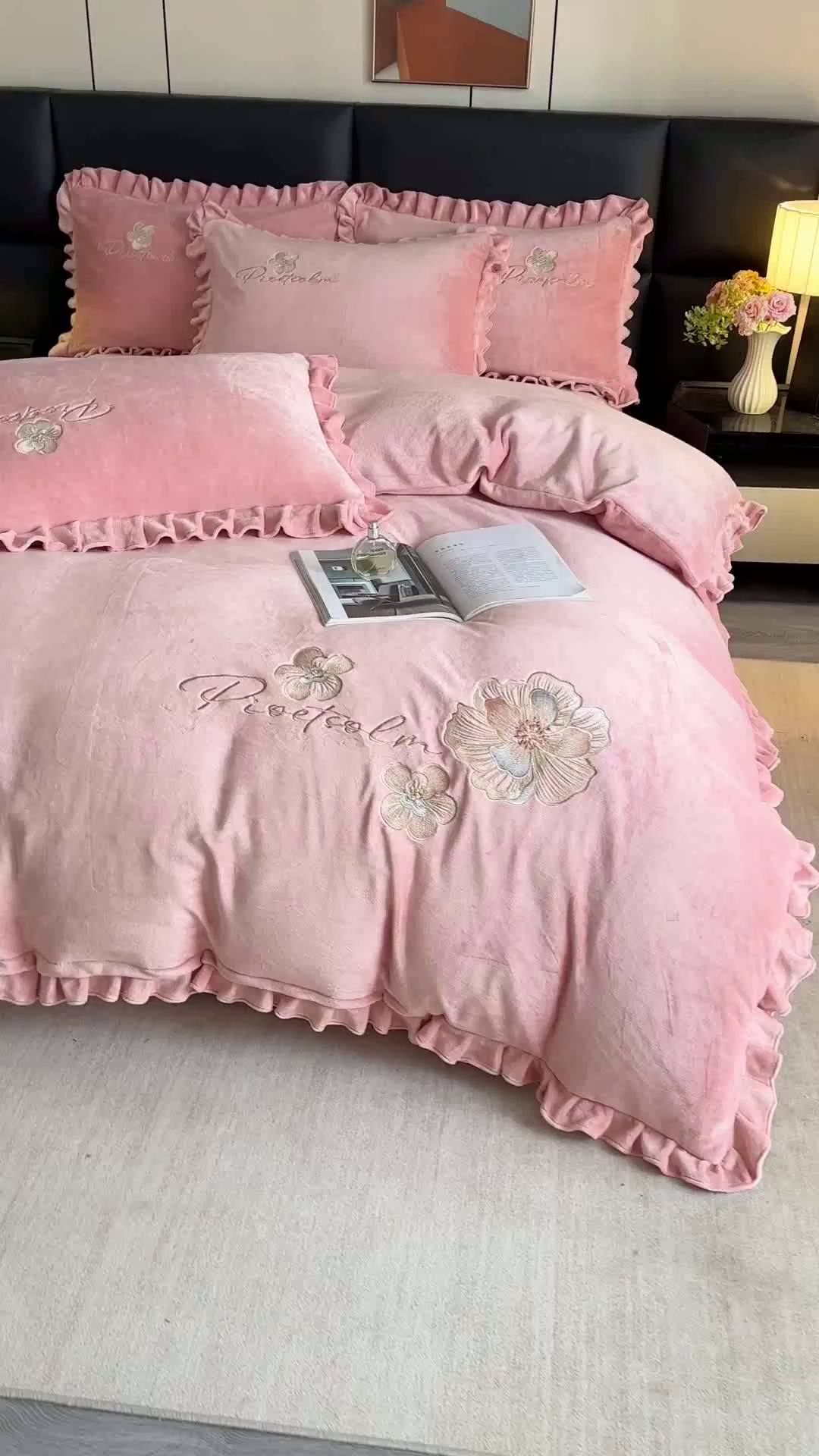 91家纺网 家纺一手货源 找家纺 （总）董韵家纺 2025新款高克重 250克9-10斤牛奶绒 刺绣床单四件套系列