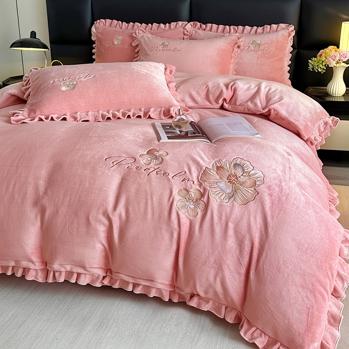 91家纺网 家纺一手货源 找家纺 （总）董韵家纺 2025新款牛奶绒刺绣夹棉床裙三件套系列（控价）