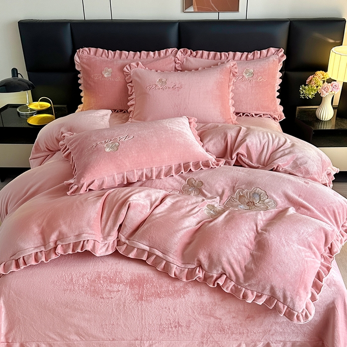 91家纺网 家纺一手货源 找家纺 （总）董韵家纺 2025新款高克重 250克9-10斤牛奶绒 刺绣床单四件套系列