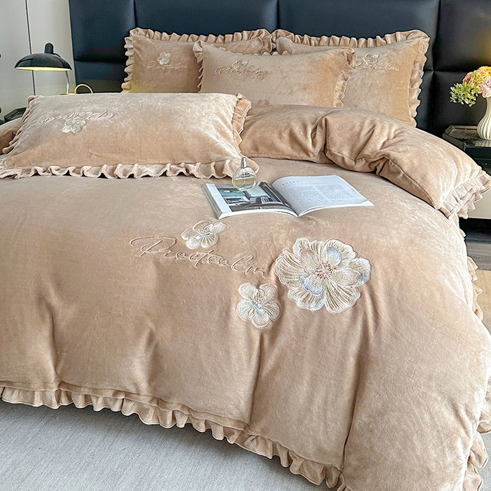 91家纺网 家纺一手货源 找家纺 （总）董韵家纺 2025新款高克重 250克9-10斤牛奶绒 刺绣床单四件套系列