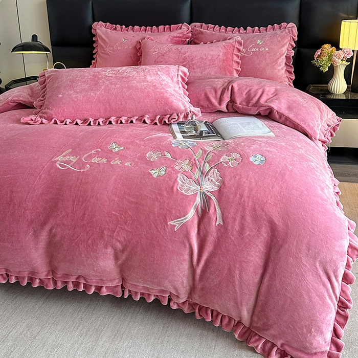 91家纺网 家纺一手货源 找家纺 （总）董韵家纺 2025新款高克重 250克9-10斤牛奶绒 刺绣床单四件套系列