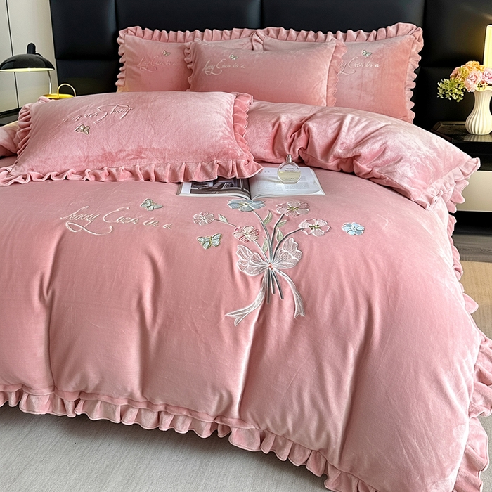 91家纺网 家纺一手货源 找家纺 （总）董韵家纺 2025新款高克重 250克9-10斤牛奶绒 刺绣床单四件套系列