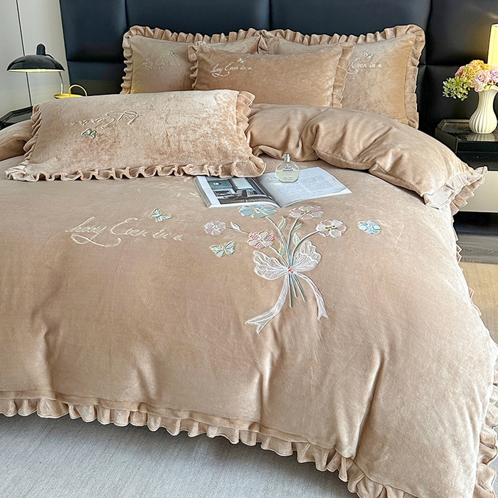 91家纺网 家纺一手货源 找家纺 （总）董韵家纺 2025新款高克重 250克9-10斤牛奶绒 刺绣床单四件套系列