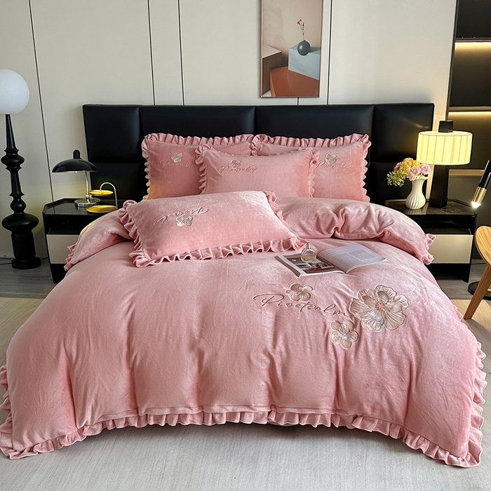 91家纺网 家纺一手货源 找家纺 董韵家纺 2025新款高克重 250克9-10斤牛奶绒 刺绣床单四件套系列 柔眠-浅豆沙