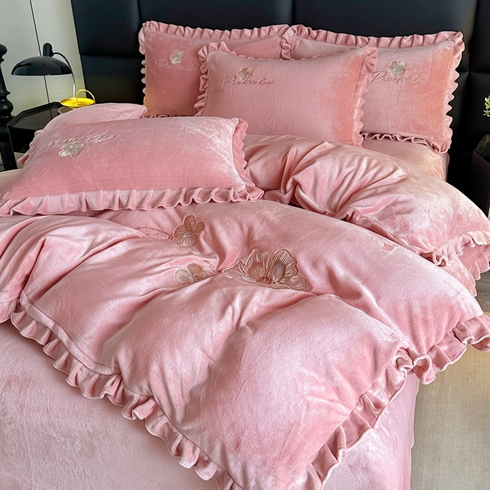 91家纺网 家纺一手货源 找家纺 董韵家纺 2025新款高克重 250克9-10斤牛奶绒 刺绣床单四件套系列 柔眠-浅豆沙