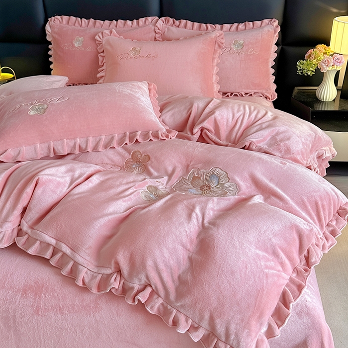 91家纺网 家纺一手货源 找家纺 董韵家纺 2025新款高克重 250克9-10斤牛奶绒 刺绣床单四件套系列 柔眠-浅豆沙