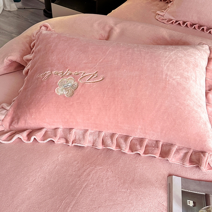 91家纺网 家纺一手货源 找家纺 董韵家纺 2025新款高克重 250克9-10斤牛奶绒 刺绣床单四件套系列 柔眠-浅豆沙