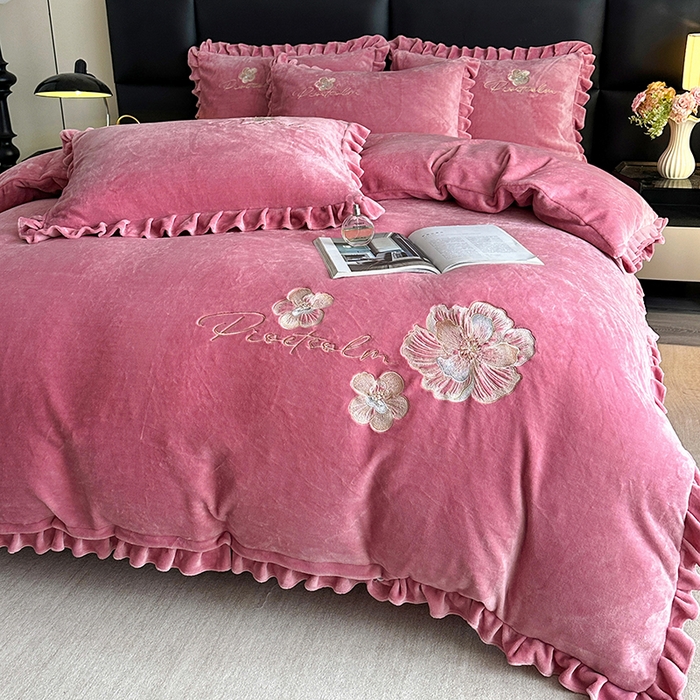 91家纺网 家纺一手货源 找家纺 董韵家纺 2025新款高克重 250克9-10斤牛奶绒 刺绣床单四件套系列 柔眠-豆沙