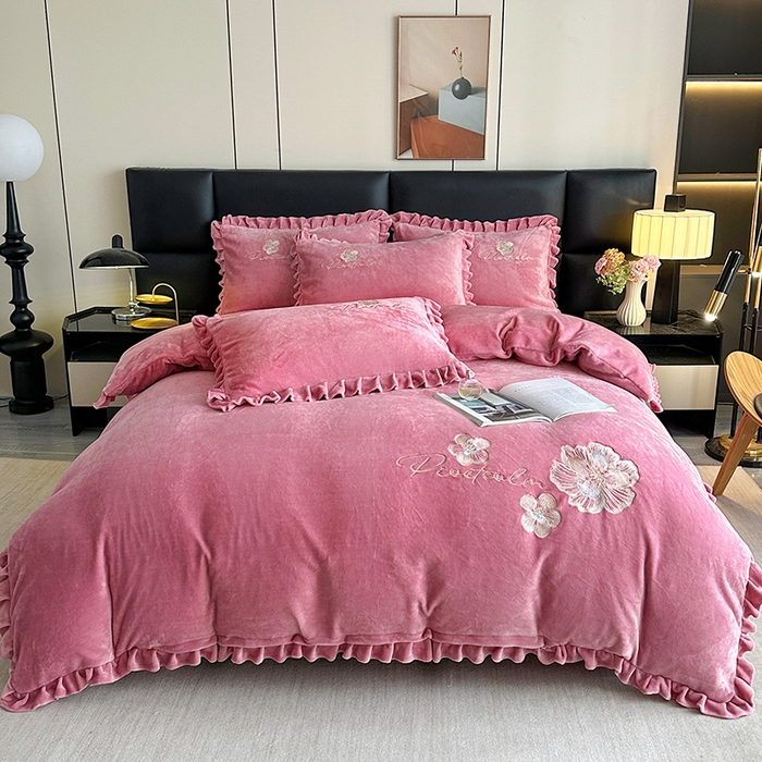 91家纺网 家纺一手货源 找家纺 董韵家纺 2025新款高克重 250克9-10斤牛奶绒 刺绣床单四件套系列 柔眠-豆沙