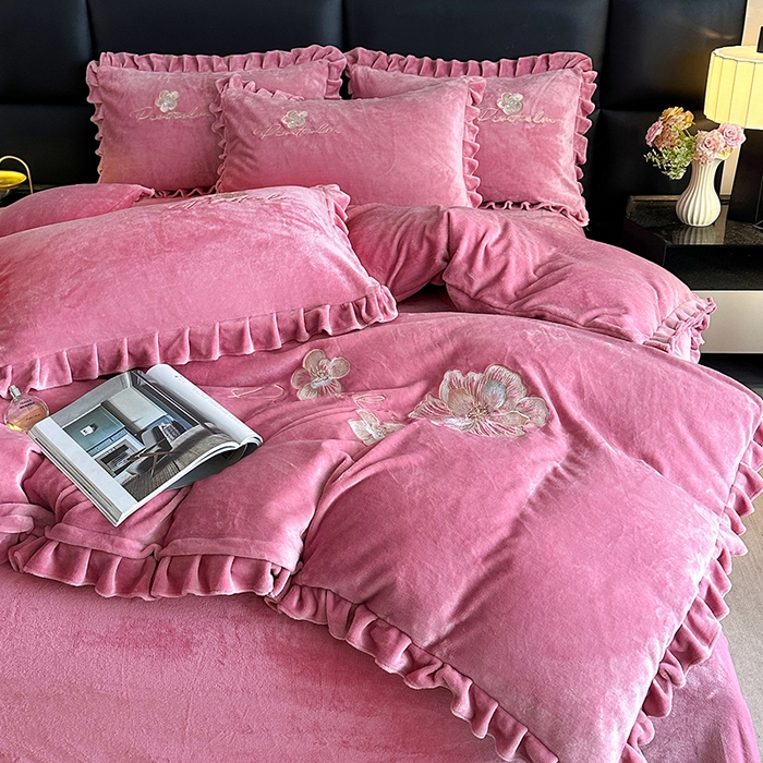 91家纺网 家纺一手货源 找家纺 董韵家纺 2025新款高克重 250克9-10斤牛奶绒 刺绣床单四件套系列 柔眠-豆沙