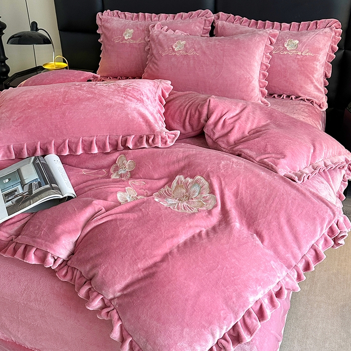 91家纺网 家纺一手货源 找家纺 董韵家纺 2025新款高克重 250克9-10斤牛奶绒 刺绣床单四件套系列 柔眠-豆沙