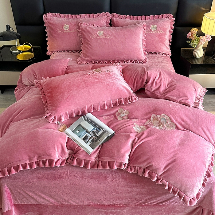 91家纺网 家纺一手货源 找家纺 董韵家纺 2025新款高克重 250克9-10斤牛奶绒 刺绣床单四件套系列 柔眠-豆沙