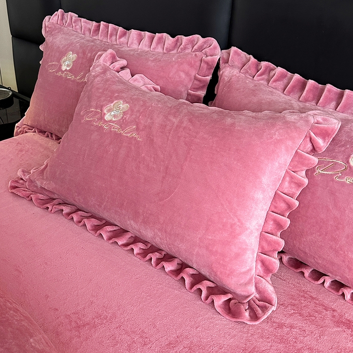 91家纺网 家纺一手货源 找家纺 董韵家纺 2025新款高克重 250克9-10斤牛奶绒 刺绣床单四件套系列 柔眠-豆沙