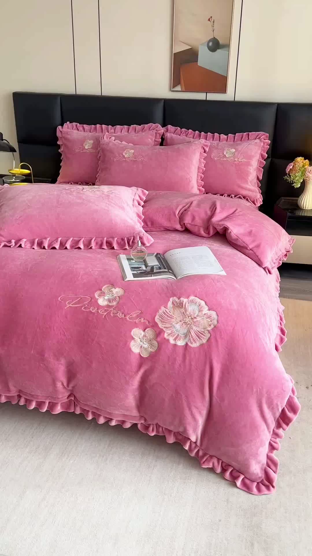 91家纺网 家纺一手货源 找家纺 董韵家纺 2025新款高克重 250克9-10斤牛奶绒 刺绣床单四件套系列 柔眠-豆沙