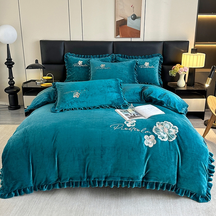 91家纺网 家纺一手货源 找家纺 董韵家纺 2025新款高克重 250克9-10斤牛奶绒 刺绣床单四件套系列 柔眠-靛青