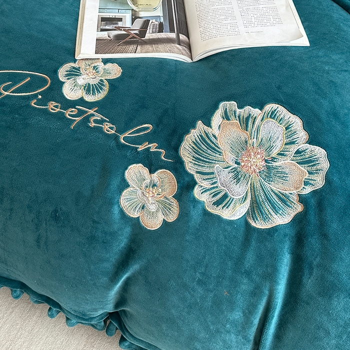 91家纺网 家纺一手货源 找家纺 董韵家纺 2025新款高克重 250克9-10斤牛奶绒 刺绣床单四件套系列 柔眠-靛青