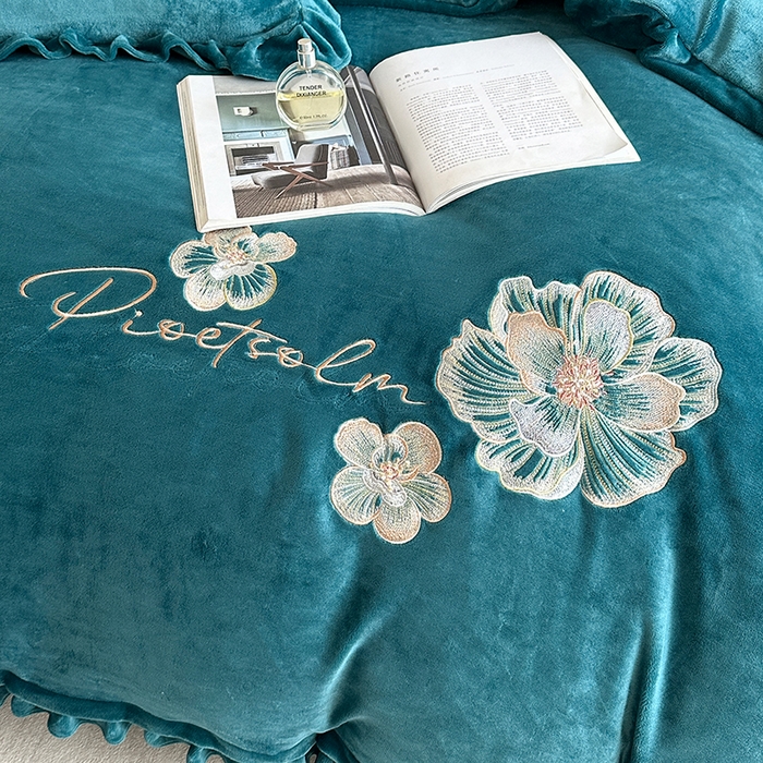 91家纺网 家纺一手货源 找家纺 董韵家纺 2025新款高克重 250克9-10斤牛奶绒 刺绣床单四件套系列 柔眠-靛青