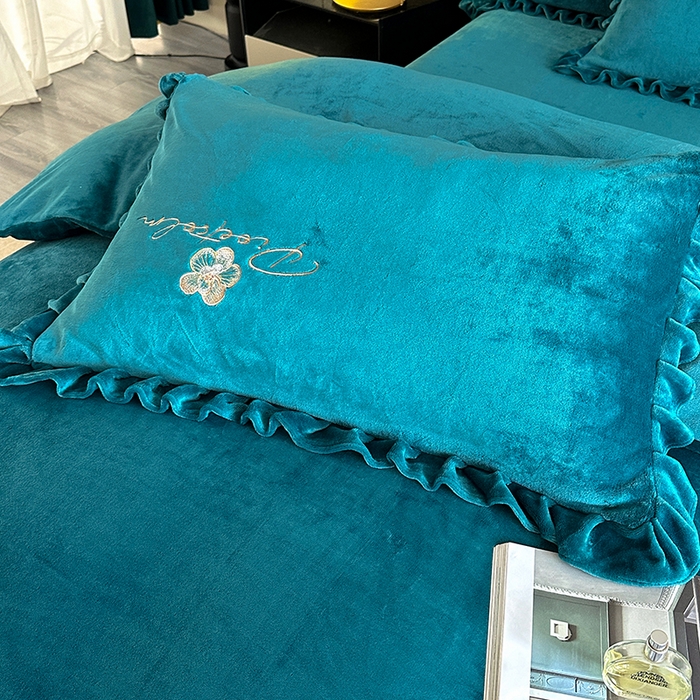 91家纺网 家纺一手货源 找家纺 董韵家纺 2025新款高克重 250克9-10斤牛奶绒 刺绣床单四件套系列 柔眠-靛青