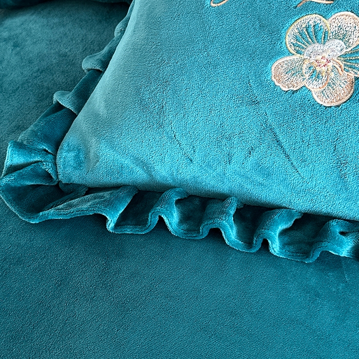 91家纺网 家纺一手货源 找家纺 董韵家纺 2025新款高克重 250克9-10斤牛奶绒 刺绣床单四件套系列 柔眠-靛青