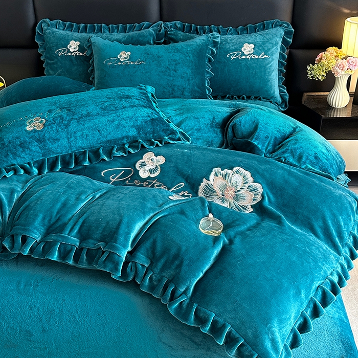 91家纺网 家纺一手货源 找家纺 董韵家纺 2025新款高克重 250克9-10斤牛奶绒 刺绣床单四件套系列 柔眠-靛青