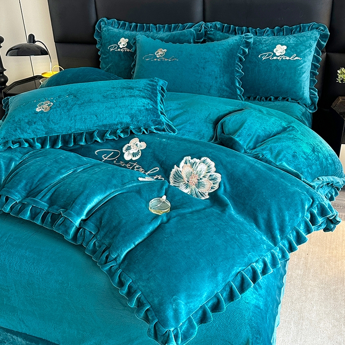 91家纺网 家纺一手货源 找家纺 董韵家纺 2025新款高克重 250克9-10斤牛奶绒 刺绣床单四件套系列 柔眠-靛青