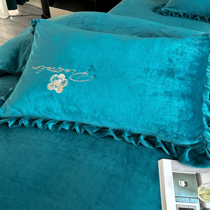 91家纺网 家纺一手货源 找家纺 董韵家纺 2025新款高克重 250克9-10斤牛奶绒 刺绣床单四件套系列 柔眠-靛青
